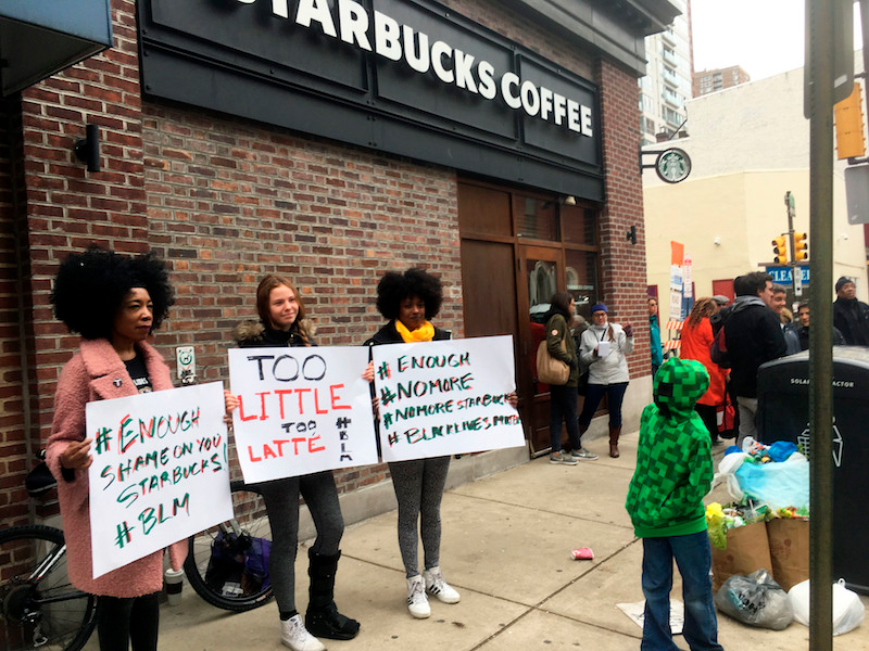 Protestas en el Starbucks de Filadelfia. Imagen: AP